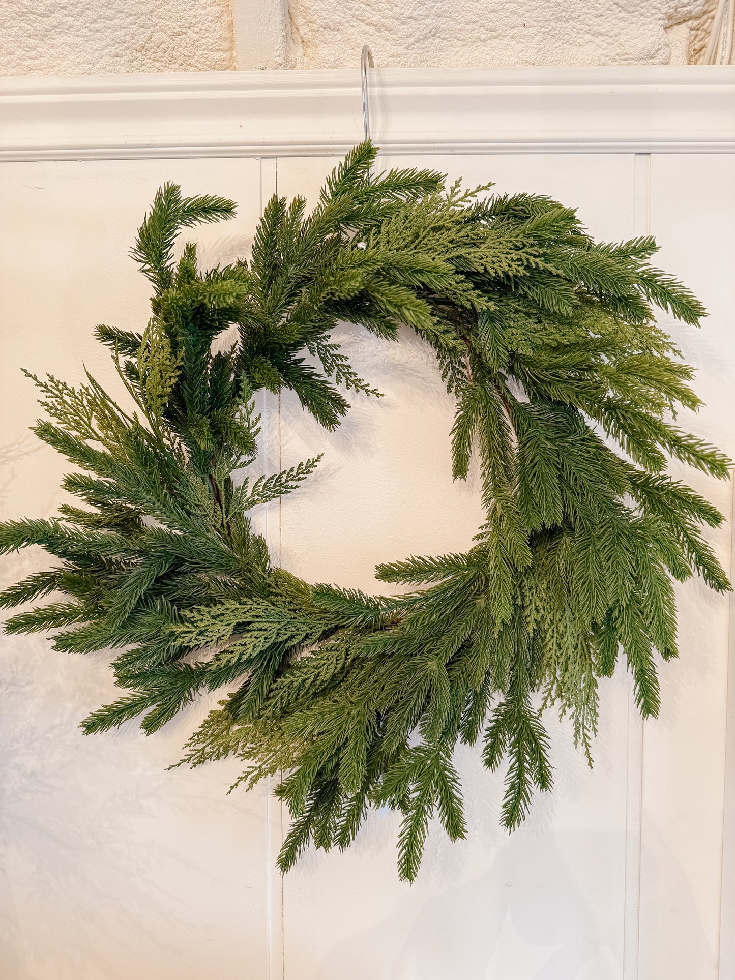 Fresh Touch Spruce/Cedar Wreath 22”