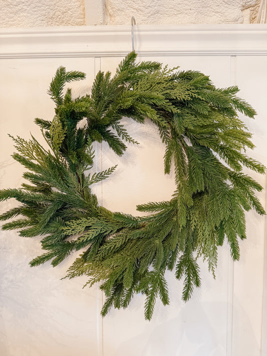 Fresh Touch Spruce/Cedar Wreath 22”